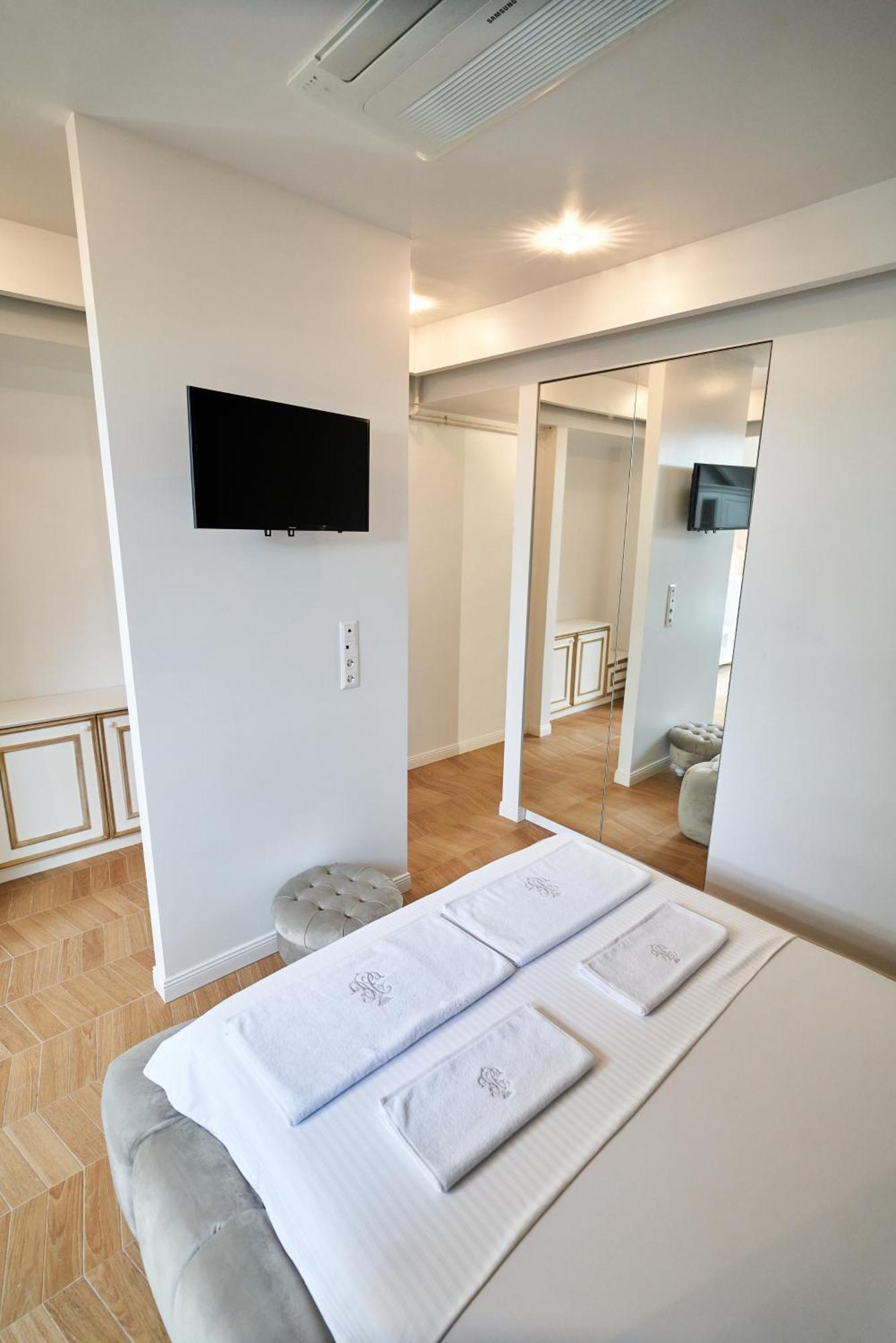 Studio Carolyne Bistrita Luaran gambar